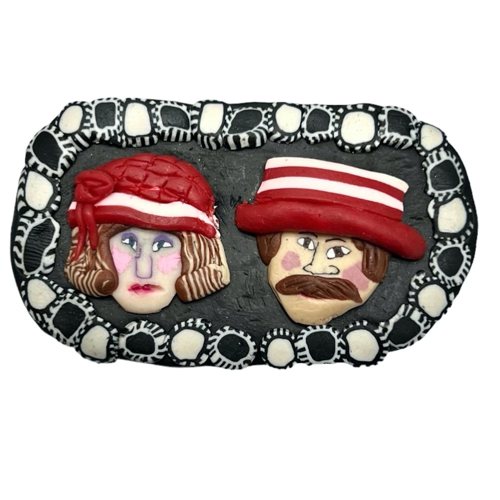 VINTAGE CLAY ARTISTIC BROOCH - MAN & WOMAN IN OLD TIME RETRO HATS